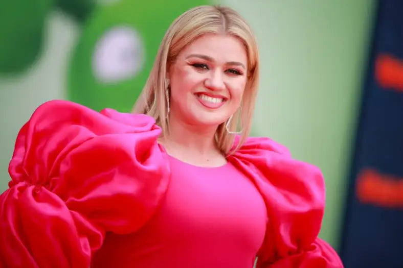 Kelly Clarkson Responds with Passion to Manager's Suggestion for Cosmetic Surgery: A Spark of Resilience in the Face of Industry Pressures