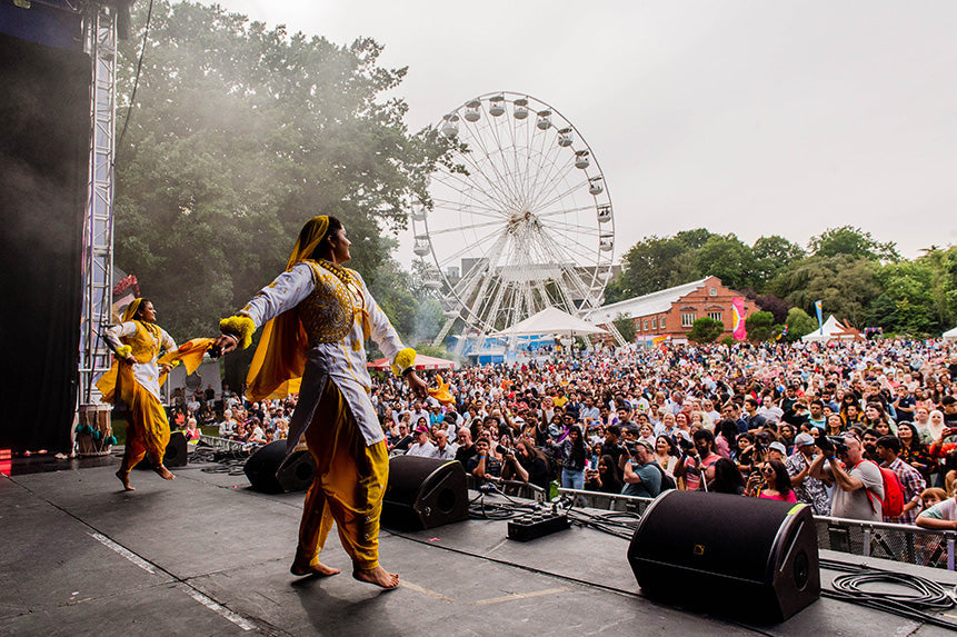 "Hundreds Converge for Enchanting Traditional Music Flash Mob in Belfast Park"