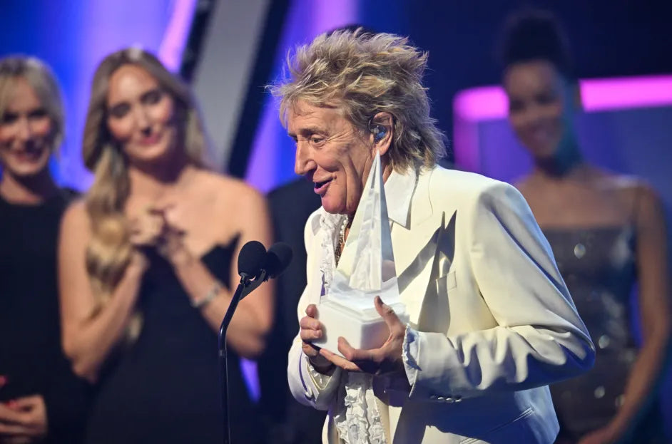 Rod Stewart Performs at AMAs After 20 Years, Wins Lifetime Achievement Award