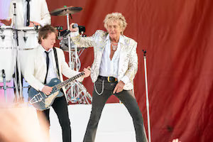 Rod Stewart Uses Oxygen Tank During Concert After Nearly Fainting Onstage