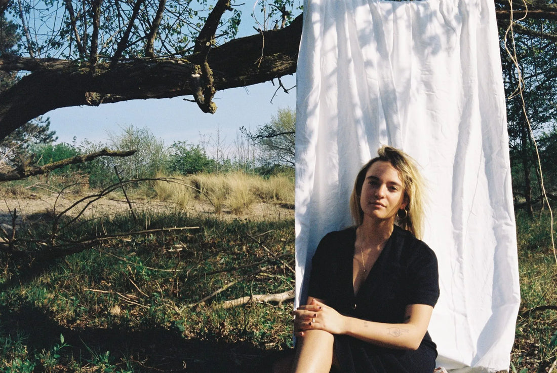 néomí releases heartfelt track, "It's Never Easy (Leaving Someone Behind)