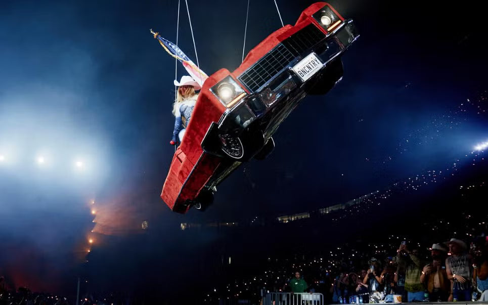 "Beyoncé Triumphs Over Terrifying Car Mishap at Houston Show: A Masterclass in Grace Under Pressure"