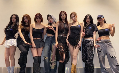 B930  TWICE Performs at the 2025 Victoria’s Secret Fashion Show