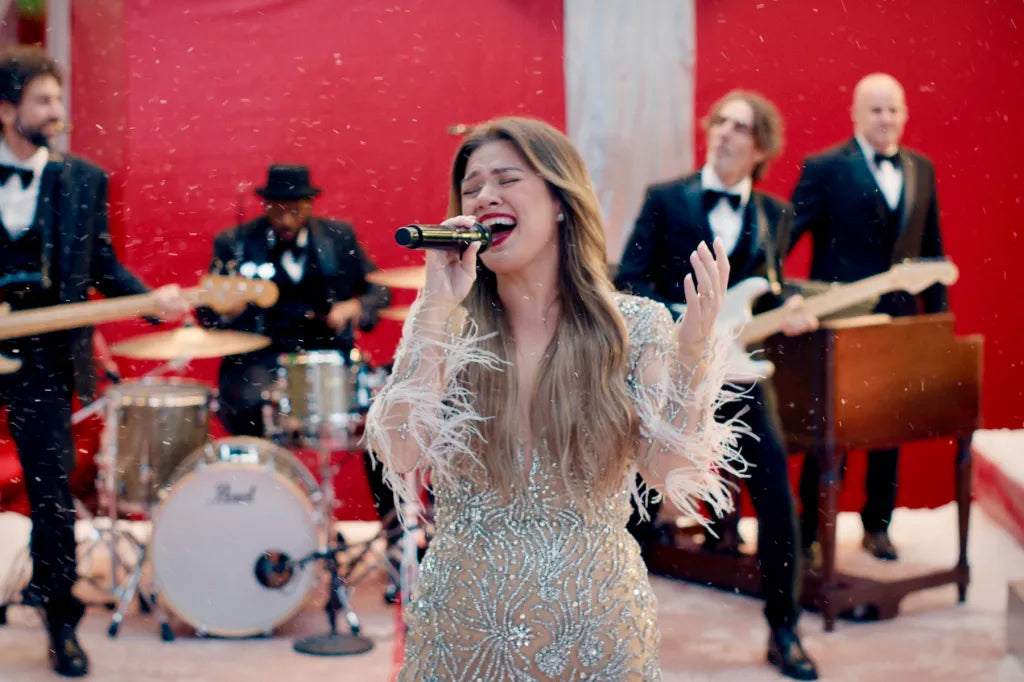 Kelly Clarkson to Headline Netflix's NFL Christmas Game Day Open