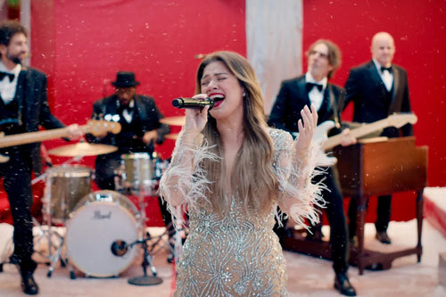 Kelly Clarkson to Headline Netflix's NFL Christmas Game Day Open